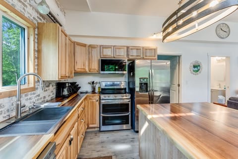 Full kitchen with double oven