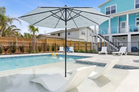 Refreshing pool w/ sun deck