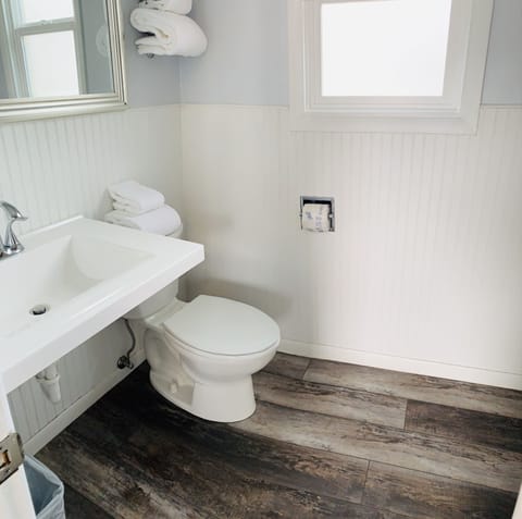 Double Room, 2 Double Beds (No Pets) | Bathroom | Hair dryer, towels, soap, shampoo