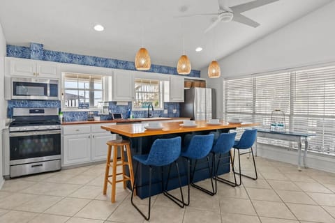 A dining table for four with a view of the kitchen creates a cozy and inviting atmosphere. It’s perfect for casual meals, allowing guests to enjoy the conversation and the action happening in the kitchen, making the space feel open and connected. Whether 