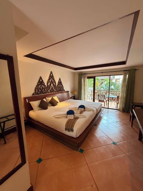 Standard Room | In-room safe, individually decorated, desk, blackout drapes