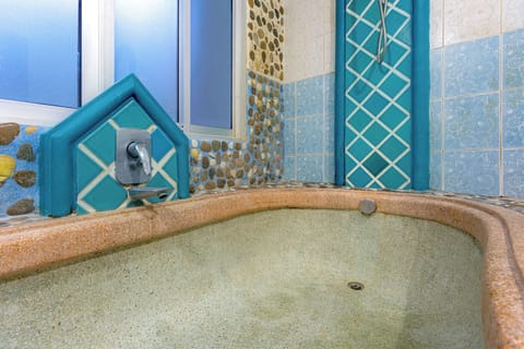 Family Room | Bathroom | Free toiletries, hair dryer, towels, soap