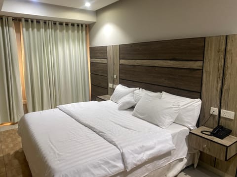 Elite Suite, Balcony, City View | Desk