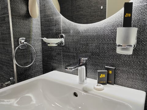 Comfort Double Room, Non Smoking, City View | Bathroom | Shower, rainfall showerhead, free toiletries, hair dryer