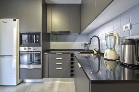 Microwave, oven, dishwasher, coffee/tea maker