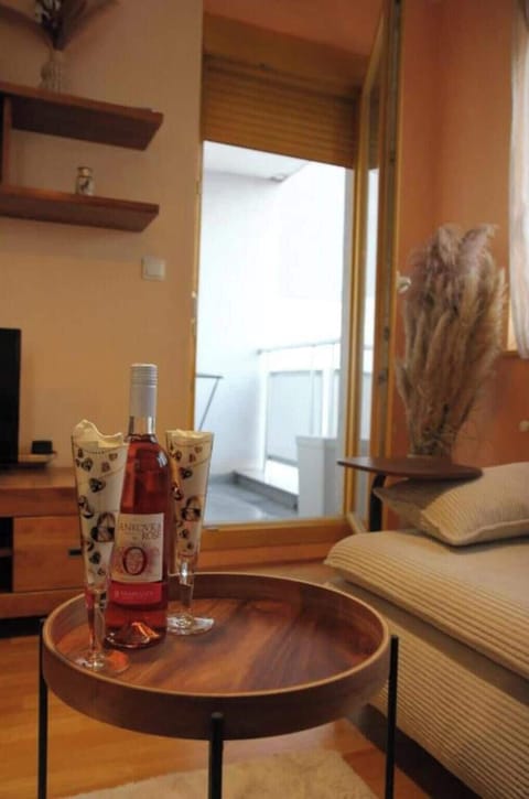 Apartment, 2 Bedrooms, Accessible, Smoking | Living room