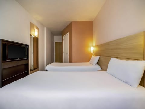 Twin Room, 2 Twin Beds | Minibar, desk, blackout drapes, soundproofing