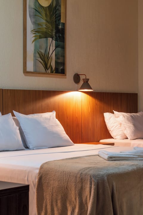 Standard Triple Room | Minibar, bed sheets