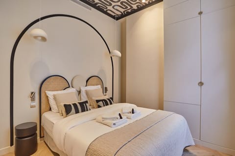 Apartment | Laptop workspace, iron/ironing board, bed sheets