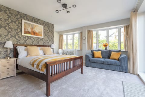 Luxury Apartment, Kitchen, Garden View | Living room | 50-inch TV with digital channels, Netflix, streaming services
