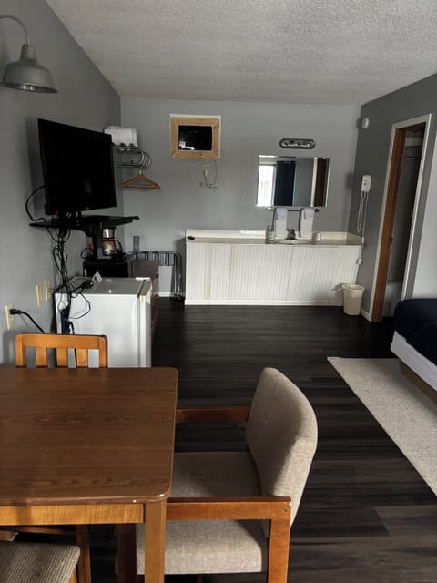 Standard Single Room | Desk, laptop workspace, blackout drapes, iron/ironing board