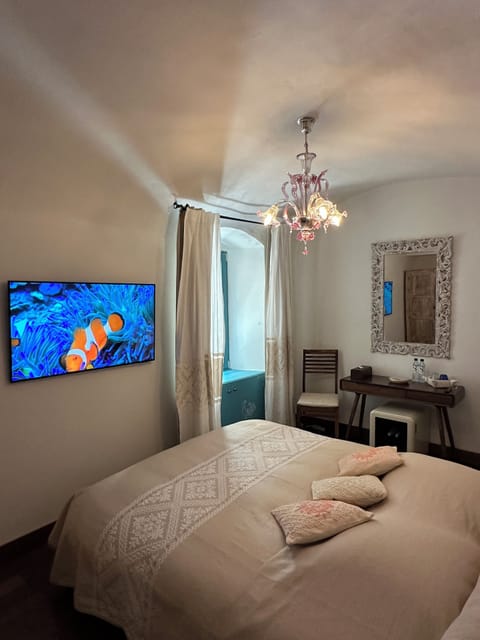 Luxury Suite | Egyptian cotton sheets, premium bedding, free minibar items, desk