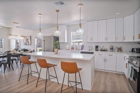 House (4 Bedrooms) | Private kitchen | Microwave, oven, coffee/tea maker, dining tables