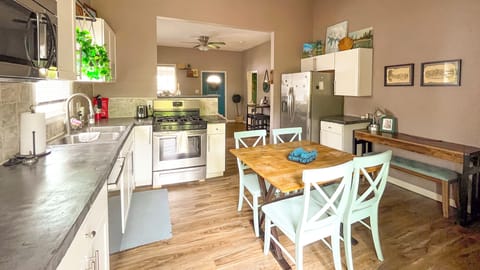 Fully-equipped kitchen w/ all tools you need to whip up your favorite meal!