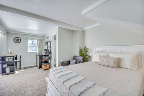Virginia Beach Vacation Rental | Studio | 1BA | 350 Sq Ft | 2 Steps to Enter