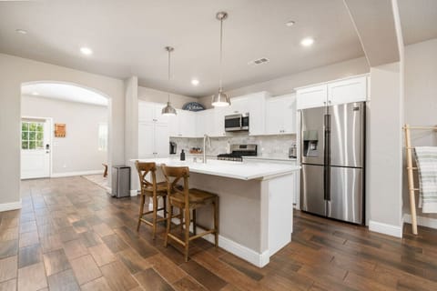 Gourmet Kitchen Dreams! This fully equipped kitchen features a spacious granite island, stainless steel fridge, oven, stove, and more—everything you need to prepare delicious meals during your stay. Whether you’re cooking up a feast or enjoying a quick br