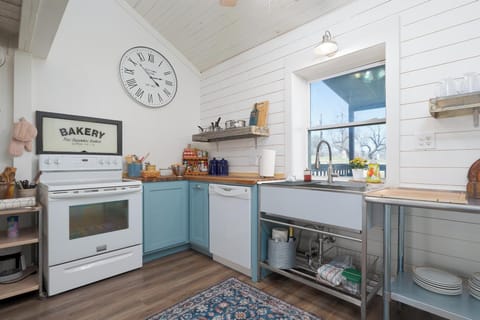 Cozy, spacious full kitchen