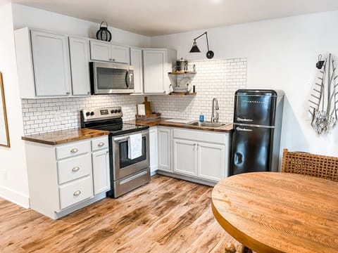 Lovely little abode only a stones throw from the Columbia Square. The space was fresh, inviting and cozy- and David and Bonnie were extremely helpful, friendly hosts. Can’t wait to visit again! - Ashley 9/23 -