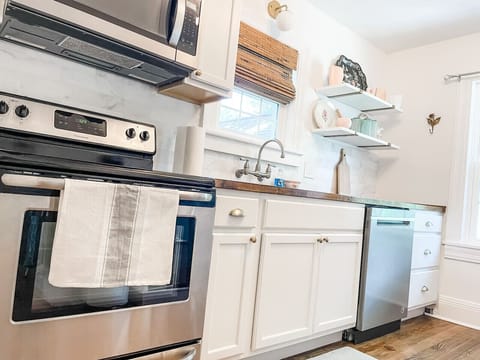 Well stocked kitchen, very clean and very unique and adorable furnishings. Very quiet neighborhood.- Deitera- 3/24