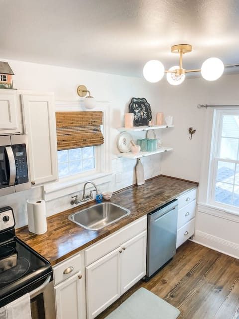 I honestly wish I had more time to spend here! Bonnie’s place was sooo cute and cozy! And of course a great full kitchen! Close enough to the square you could absolutely walk (side walk the whole way!) Clean, peaceful, just what I was looking for! - Saman