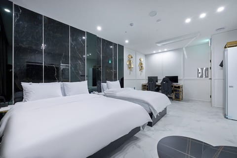 Family Twin Room | Desk, laptop workspace, blackout drapes, free WiFi