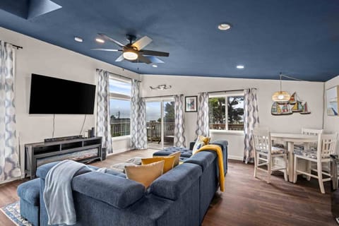 Welcome to Turtle Dove Cove! Please enjoy our spacious rental in the heart of Lincoln City.