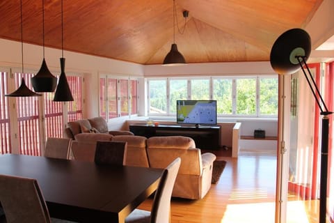 House, 4 Bedrooms, Smoking, Balcony | Living room