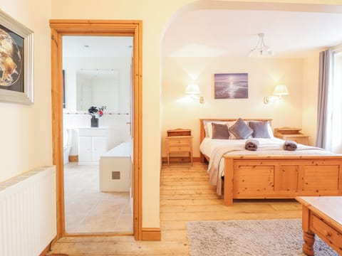 4 bedrooms, individually decorated, individually furnished, free WiFi
