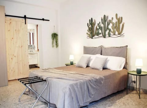 Deluxe Room | Desk, iron/ironing board, free WiFi