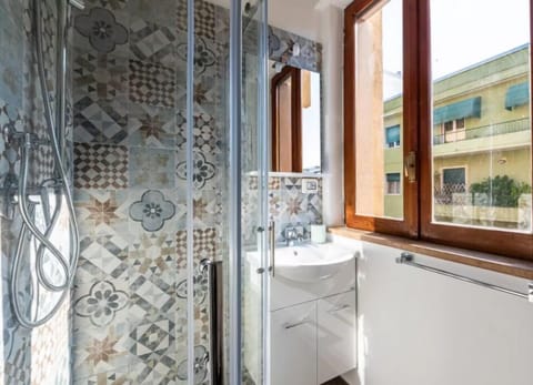 Deluxe Room | Bathroom | Shower, hair dryer, towels, soap