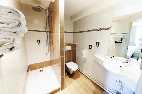 Triple Room | Bathroom | Hair dryer, towels, soap, shampoo