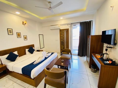 Superior Double Room | Desk, laptop workspace, free WiFi, bed sheets