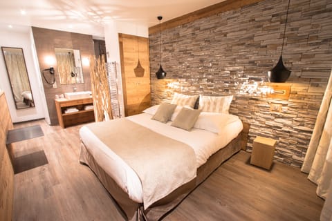 Double Room Chalet  | Premium bedding, desk, soundproofing, free cribs/infant beds
