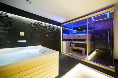 Sauna, hot tub