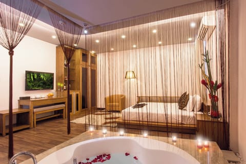 Luxury Double Room | Minibar, in-room safe, desk, laptop workspace