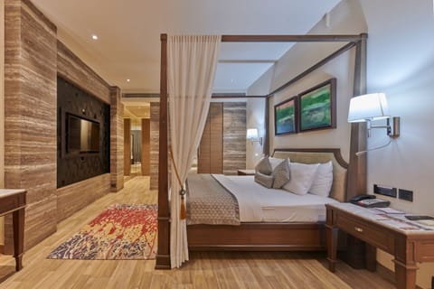 Club Heritage Large Room | In-room safe, desk, laptop workspace, blackout drapes