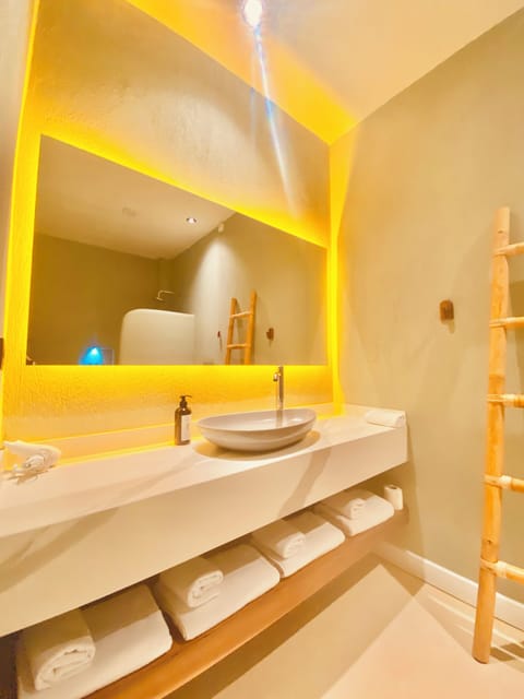 1+1 Aile Odasi Yatak Cesitleri ve Avlu/Havuz | Minibar, in-room safe, desk, soundproofing