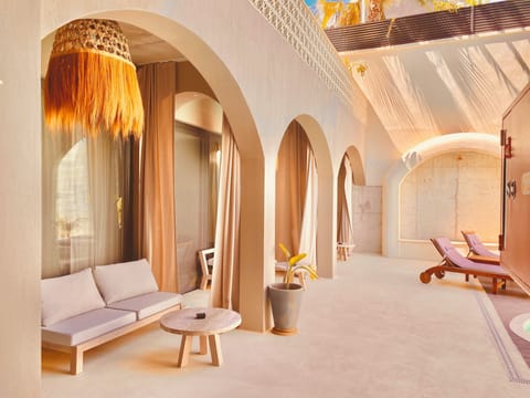 1+1 Aile Odasi   Yatak Cesitleri ve Avlu/Havuz | Minibar, in-room safe, desk, soundproofing