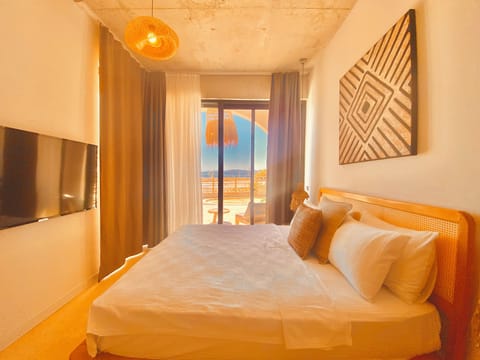 Royal Suite Gun Batimi, Deniz ve Havuz Manzarali | Minibar, in-room safe, desk, soundproofing