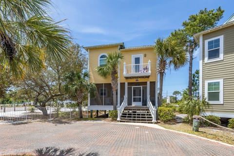 Free at Last - Purple Parrot 1C by PKRM - Free at Last! This charming 2 bedroom 2.5 Bath coastal cottage has personality plus! Some brand new furnishings add to the appeal. Beach access is less than 5 minutes away and the resort has some of the most popular amenities on Perdido Key! Be Free!  .