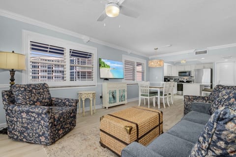 Condo, 2 Bedrooms | Living area