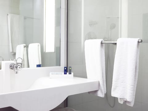 Executive Room, 1 Queen Bed with Sofa bed | Hypo-allergenic bedding, minibar, in-room safe, desk