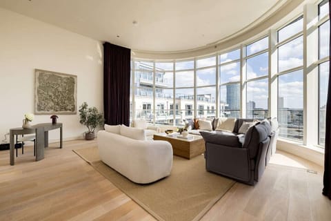 Apartment (3 Bedrooms) | Living area