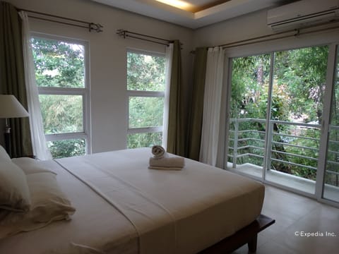 Junior Suite | Desk, blackout drapes, rollaway beds (surcharge), bed sheets