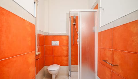 Deluxe Room | Bathroom | Shower, towels, soap, shampoo