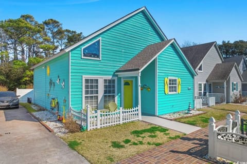 "House of Hogan"
The "cute" house before the new siding.