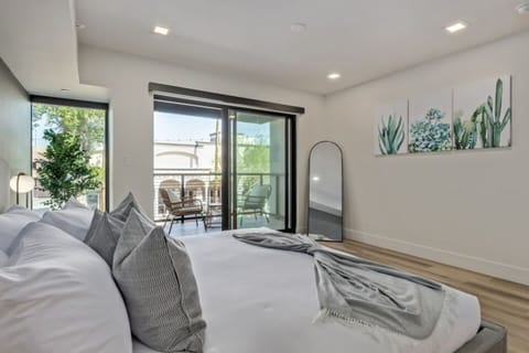 House, Accessible | Desk, high-speed internet