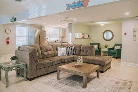 Spacious living room 