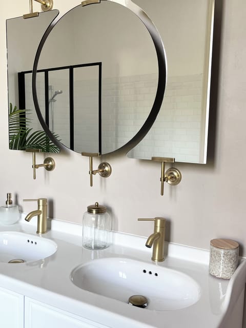 Comfort Double Room | Bathroom | Hair dryer, towels, soap, shampoo