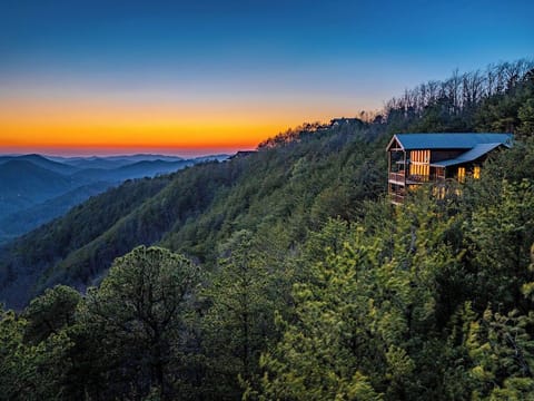 Breathtaking Sunset Over the Smokies – Perched high in the mountains, this cabin offers unobstructed views of stunning sunsets. Watch the sky light up with color from the comfort of your private retreat.